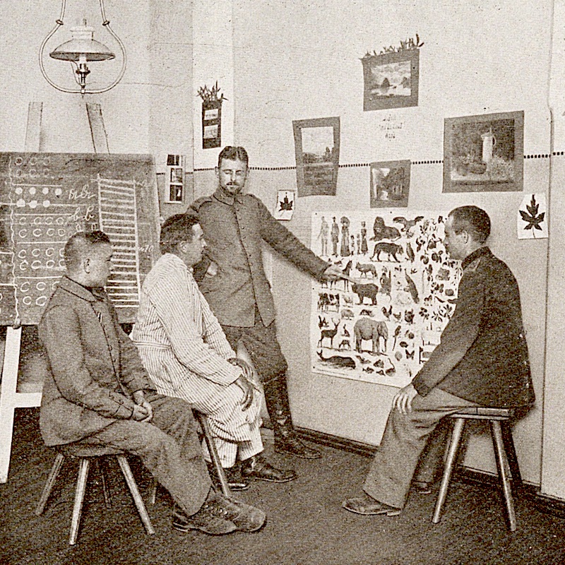 Soldaten im Ersten Weltkrieg beim Unterricht in einer Übungsschule